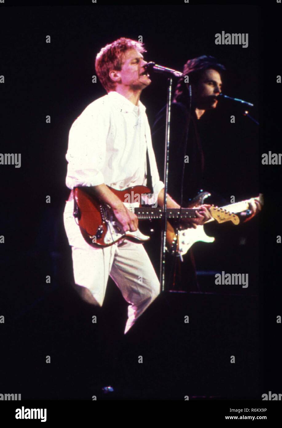 Foto di archivio.Londra. Bryan Adams performing live sul palco negli anni novanta.Legendées 30 Novembre 2018.LMK11-SL23-MB2040-01118 Credito: punto di riferimento Media / MediaPunch Foto Stock