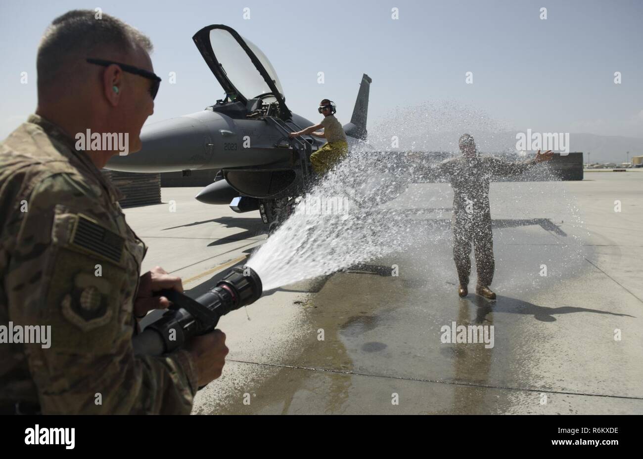 Master Chief Sgt. Peter Speen, capo del comando della 455th Air Expeditionary Wing, tubi flessibili verso il basso il Brig. Gen. Jim Sears a Bagram Airfield, Afghanistan, 22 maggio 2017. Sears, comandante della 455th AEW, condusse i suoi fini volo di Bagram Airfield. I fini di volo è un tempo onorato aviazione militare tradizione segnando l'ultimo volo di un comandante il tour. Foto Stock