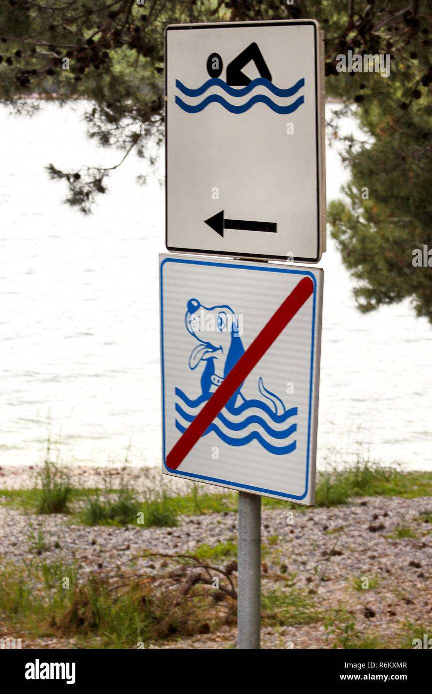 È consentito nuotare segno. Nessun cane ammessi segno sulla spiaggia del mare. Nessun segno di cani e animali domestici. Vietato simbolo segno ammessi cani vietati. I segni sono ammessi. Foto Stock