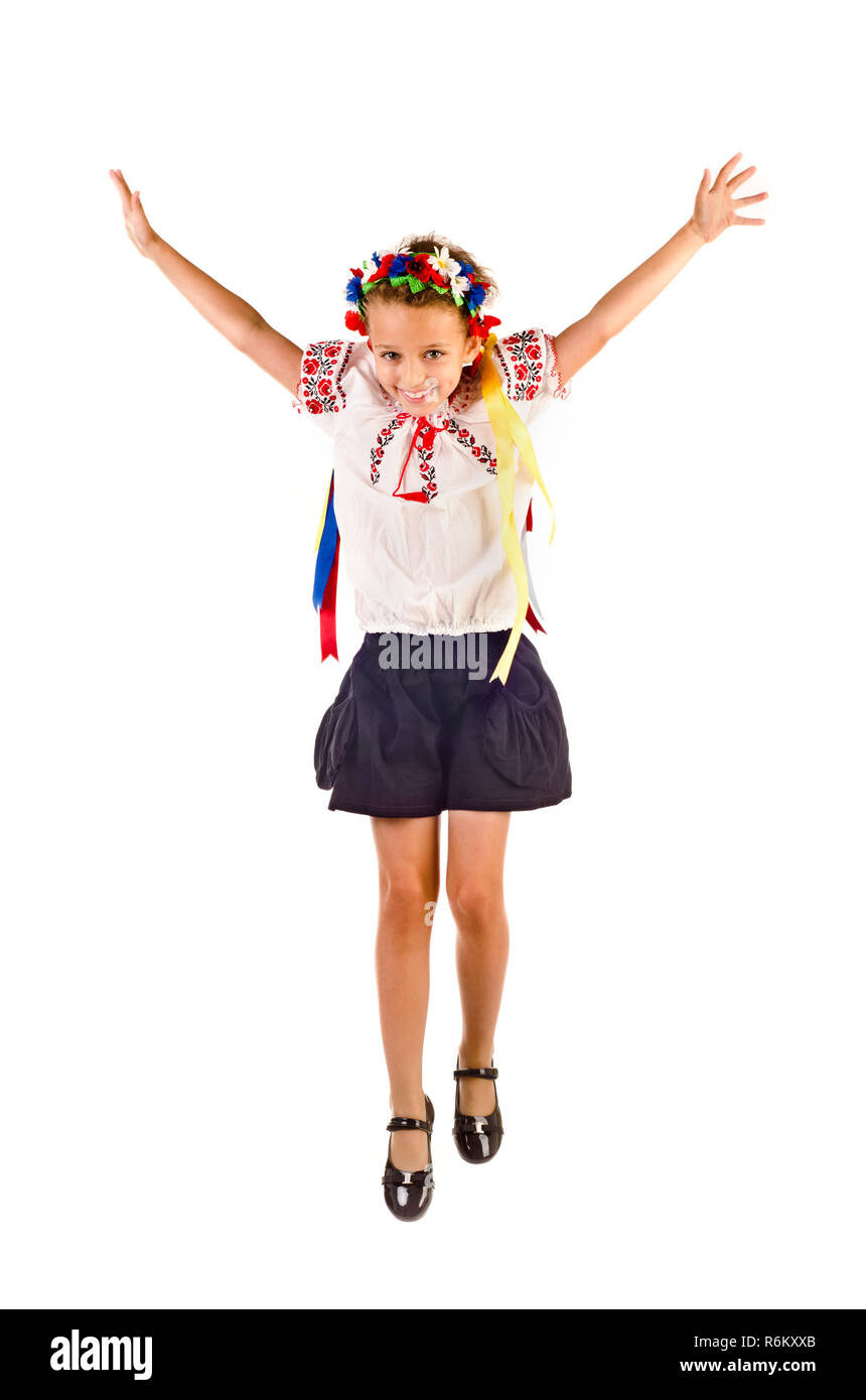 Jumping bambina in tradizionale abito ucraino isolato su bianco Foto Stock