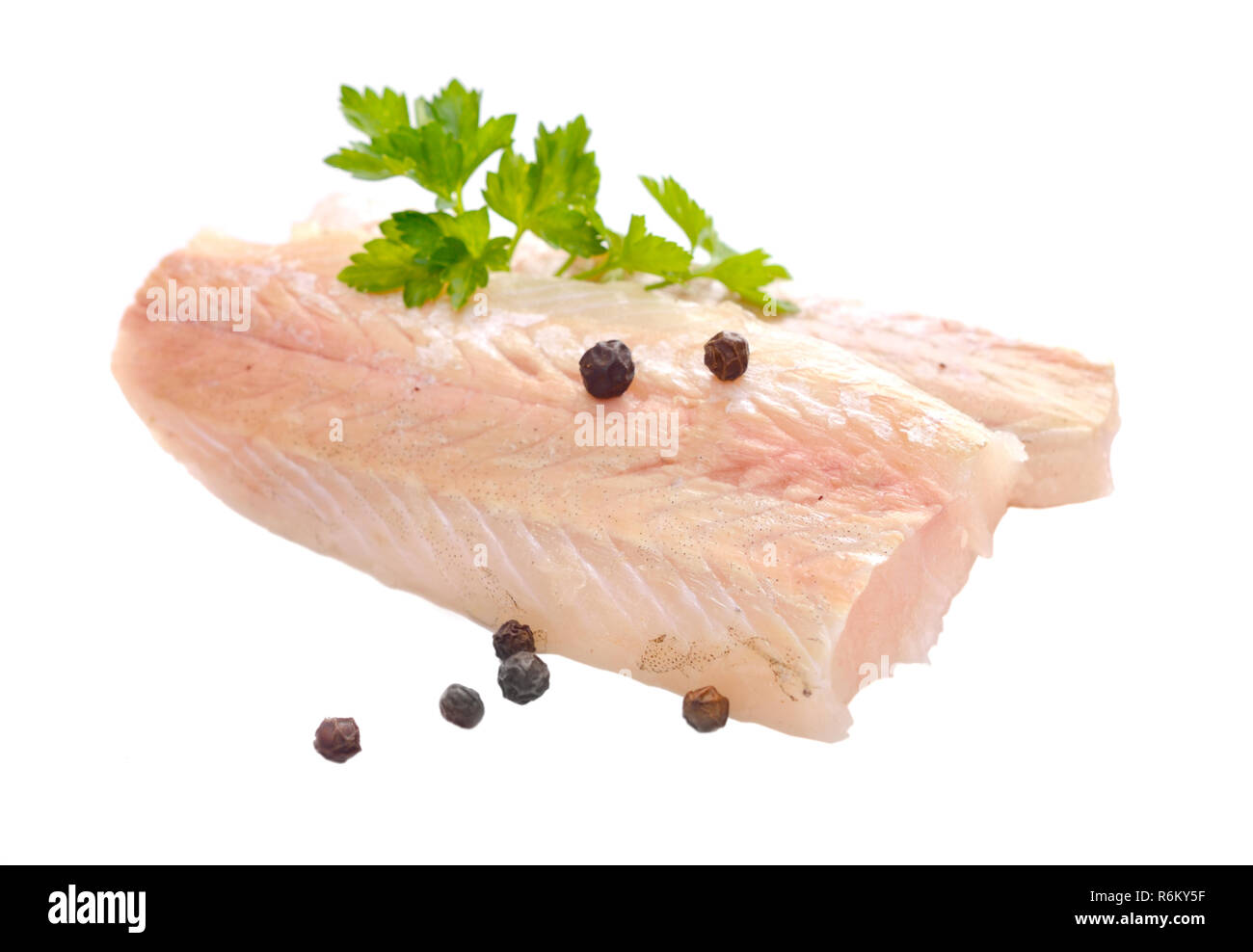 Nasello crudo filetto di pesce pezzi. Isolato su sfondo bianco. Foto Stock