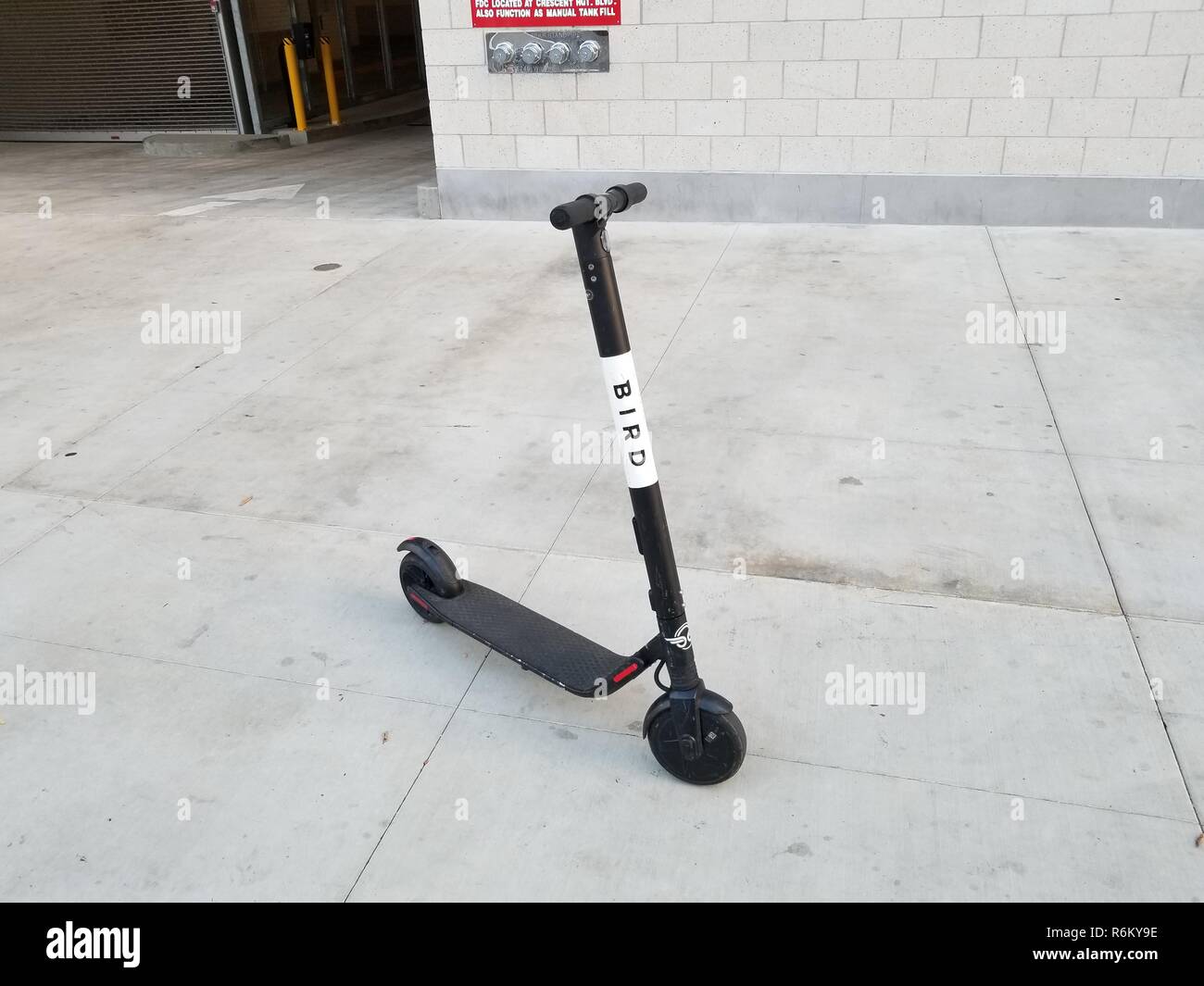 Close-up di scooter da condivisione economia società Bird parcheggiato su una strada di città nel centro di Los Angeles, California, 24 ottobre 2018. () Foto Stock