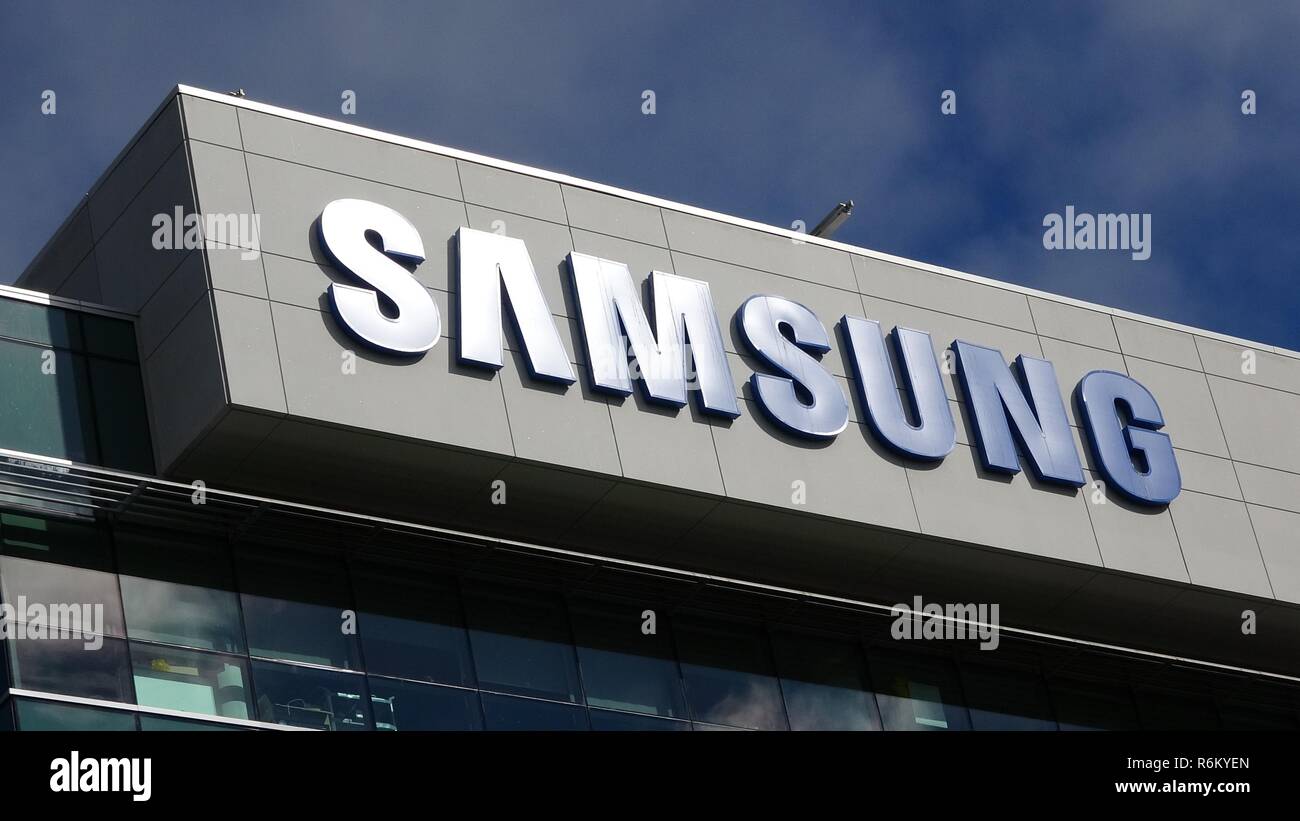 Close-up di firmare con il logo sulla facciata della sede regionale della società di elettronica Samsung nella Silicon Valley Town di Mountain View, California, 28 ottobre 2018. () Foto Stock