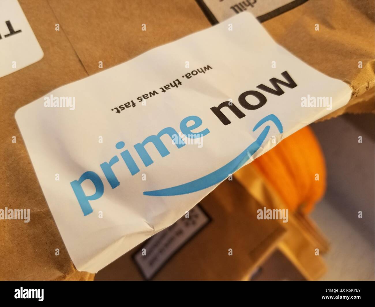 Close-up di logo per la perfezione del Amazon sul sacchetto dal primo Ora un giorno stesso il servizio di consegna di generi alimentari e di altri beni retail gestiti da Amazon, San Ramon, California, 7 novembre 2018. () Foto Stock