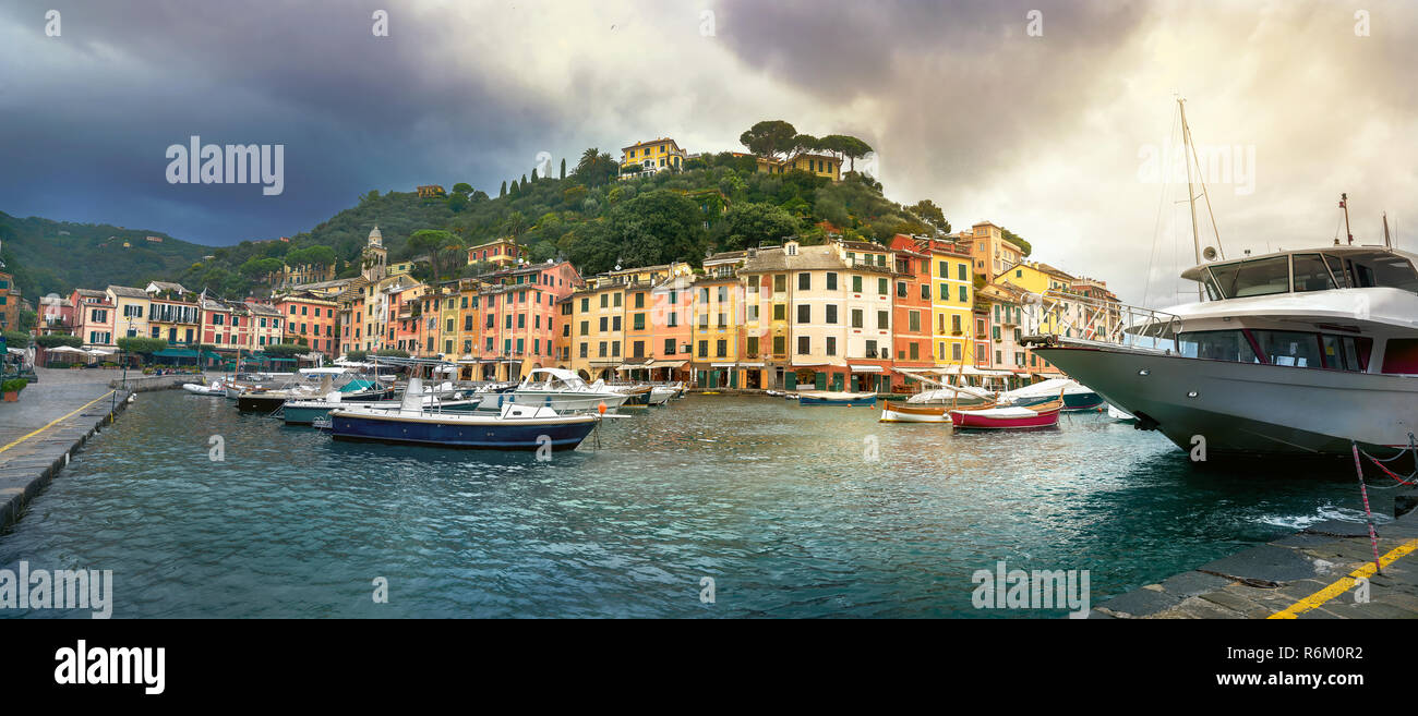 Vista panoramica del porto pittoresco e Portofino luogo di villeggiatura. Liguria, Italia Foto Stock