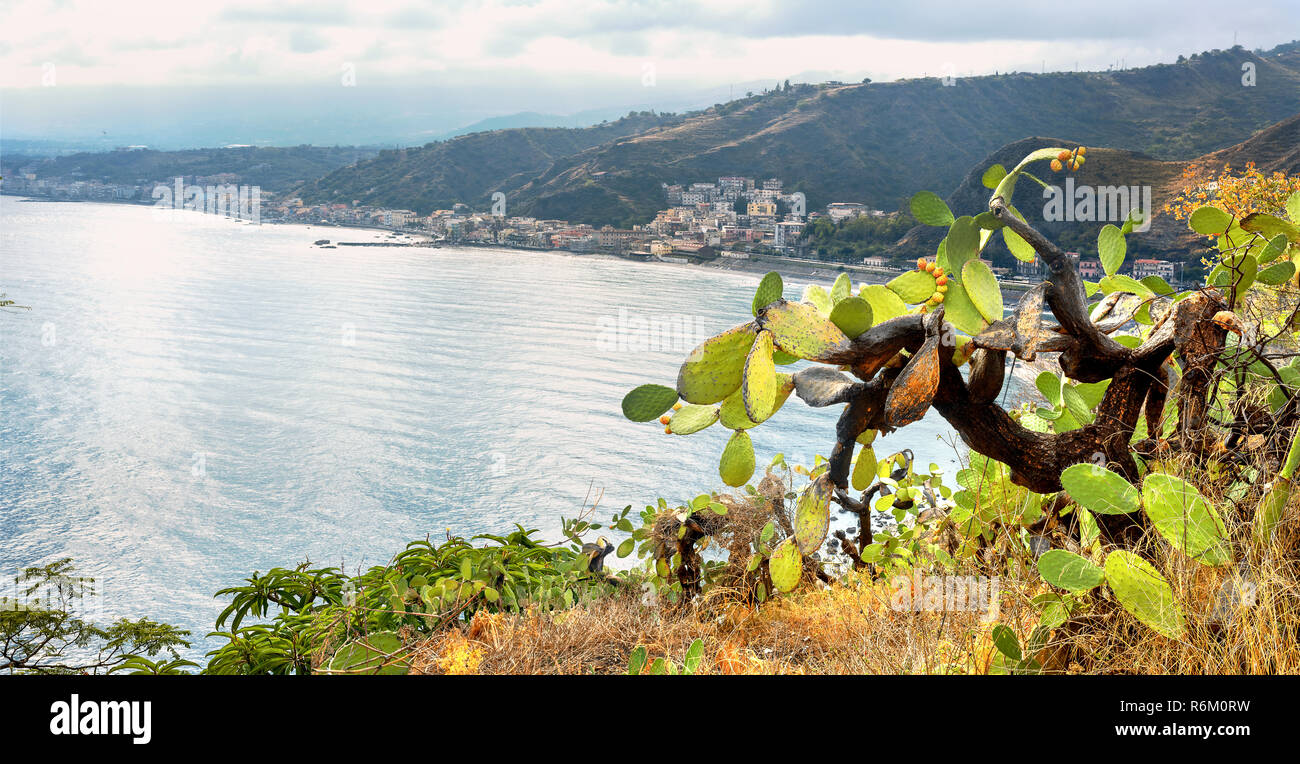 Bay e la costa di Giardini Naxos. Vista panoramica da Taormina. Sicilia, Italia Foto Stock