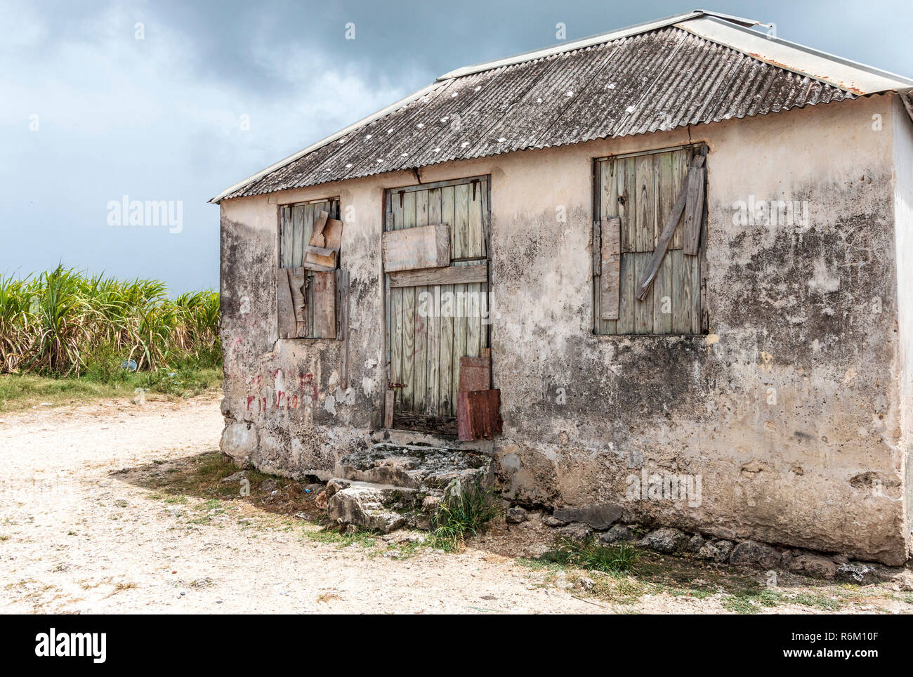 Ultime slave casa lungo la costa occidentale di Barbados nei Caraibi. È stato costruito di corallo ed è ancora robusto. Si siede accanto a una canna da zucchero campo. Più schiavi sarebbe di dormire sul pavimento sporco durante tempi di slave. Il tetto non è originale ma la struttura corallina dell'edificio. La schiavitù in Barbados è terminato nel 1834. Foto Stock