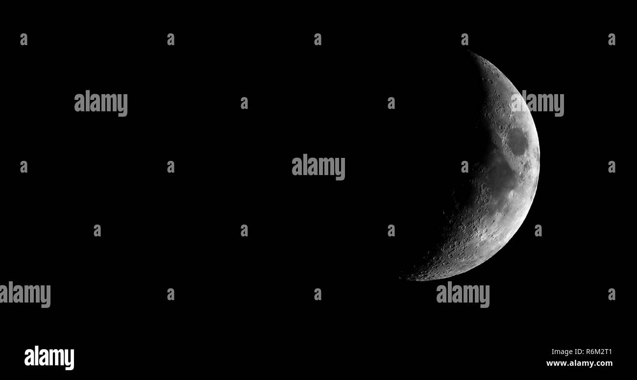 Alto contrasto luna crescente visto con telescopio Foto Stock