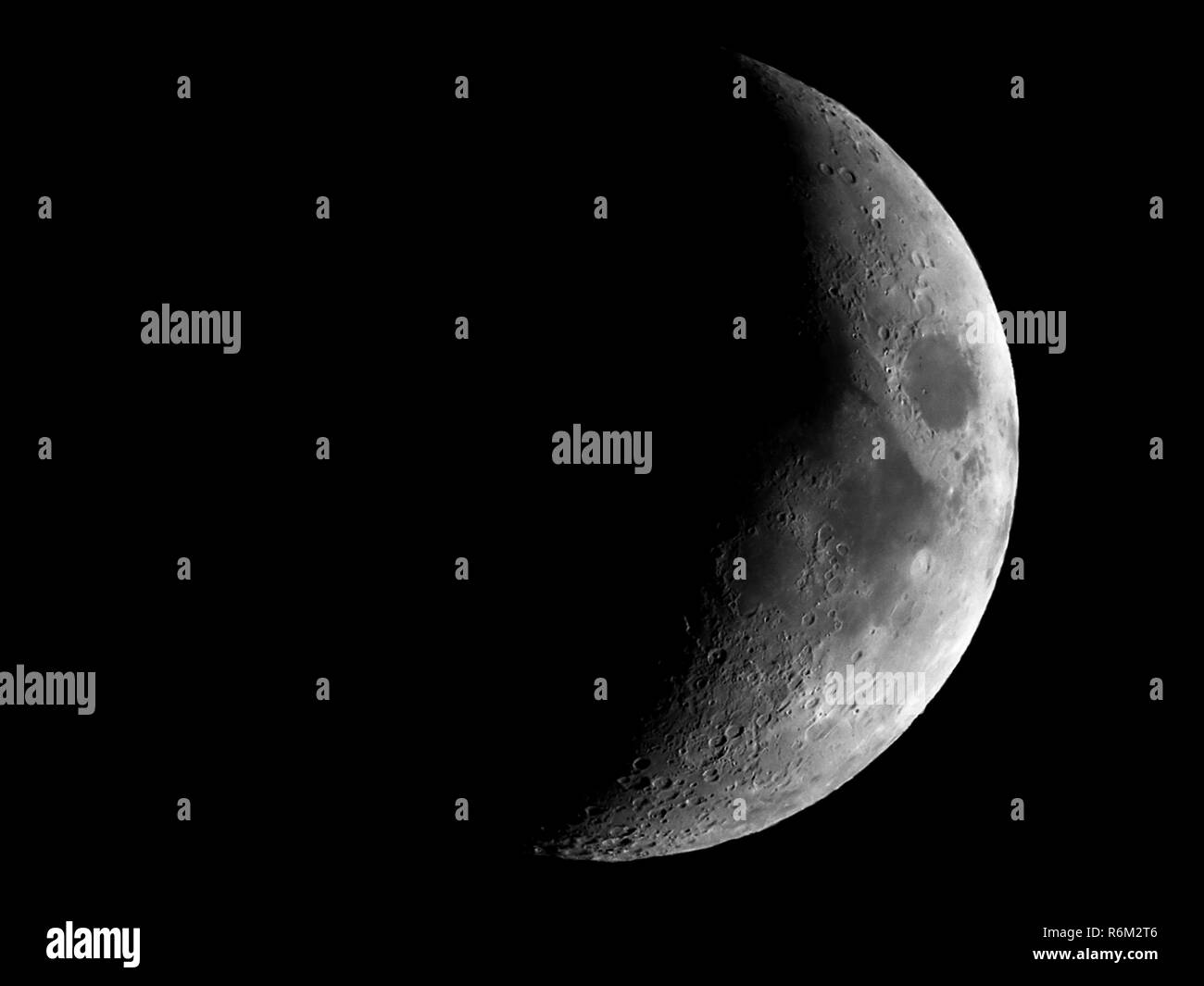 Alto contrasto luna crescente visto con telescopio Foto Stock