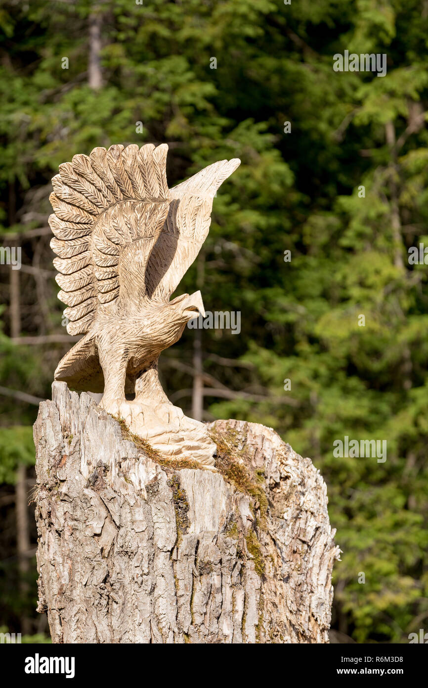 Grande aquila in legno statua Foto stock - Alamy