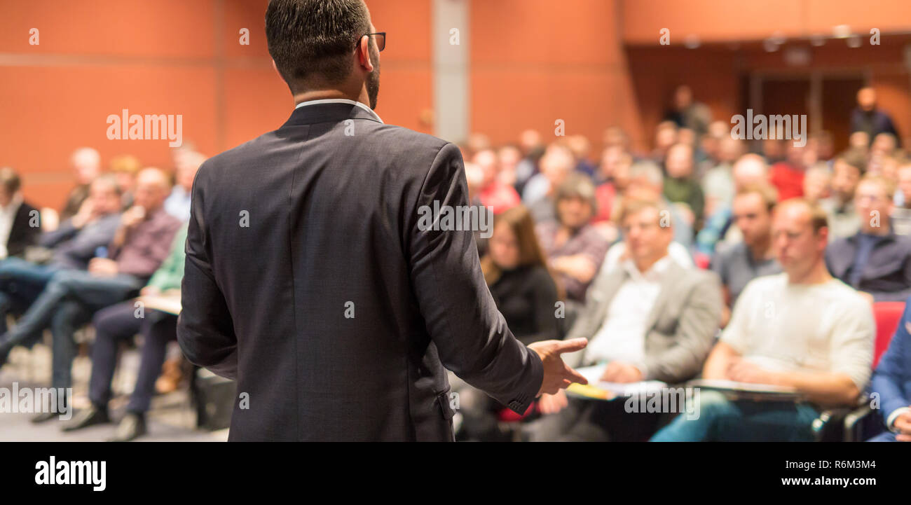 Altoparlante pubblico dando parlare a eventi aziendali. Foto Stock