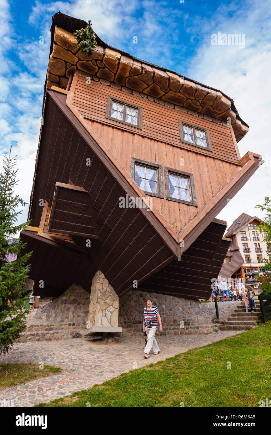 SZYMBARK, Polonia - 25 agosto 2018: dimensione naturale upside down house a Szymbark park. Foto Stock