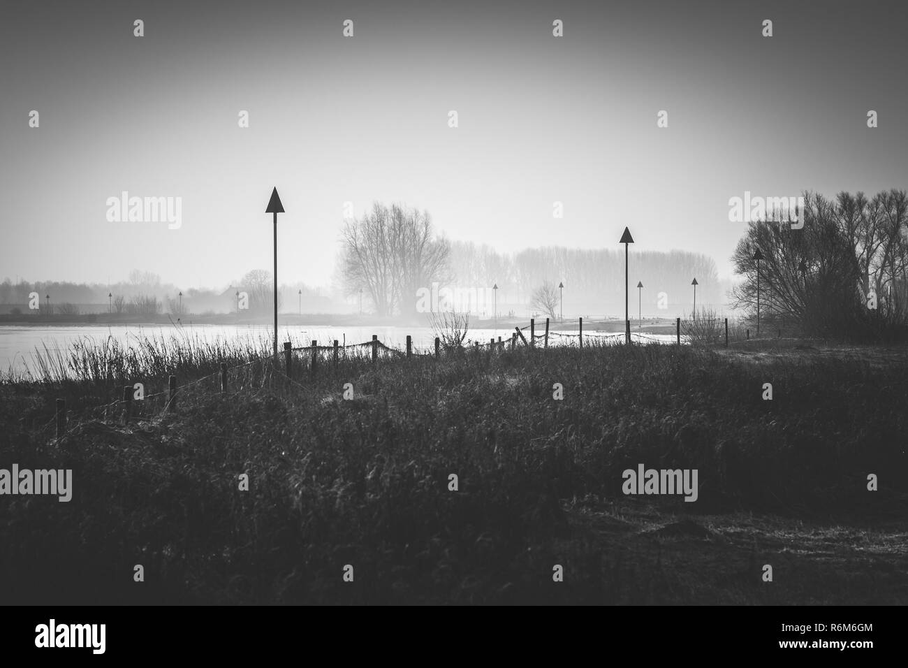 Presepe rosso beacon in una fila su brevi presepi lungo il fiume IJssel tra Kampen e zwolle Foto Stock