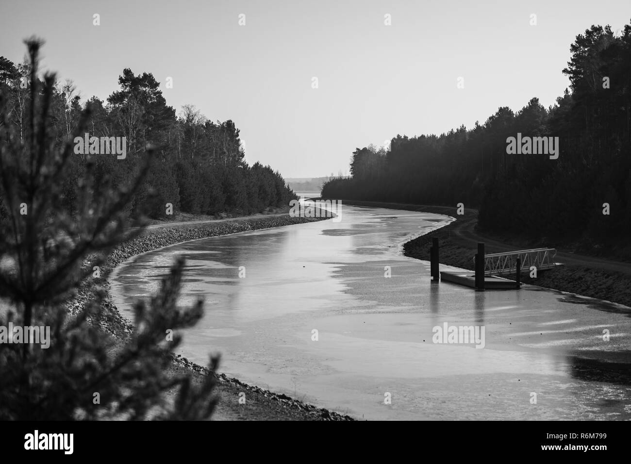 Vista invernale di Sornoer Canal. Canal collegare laghi Geierswalder vedere e Sedlitzer vedere. Le frazioni di Senftenberg. Germania. Stato federale di Brandeburgo. In bianco e nero. Foto Stock