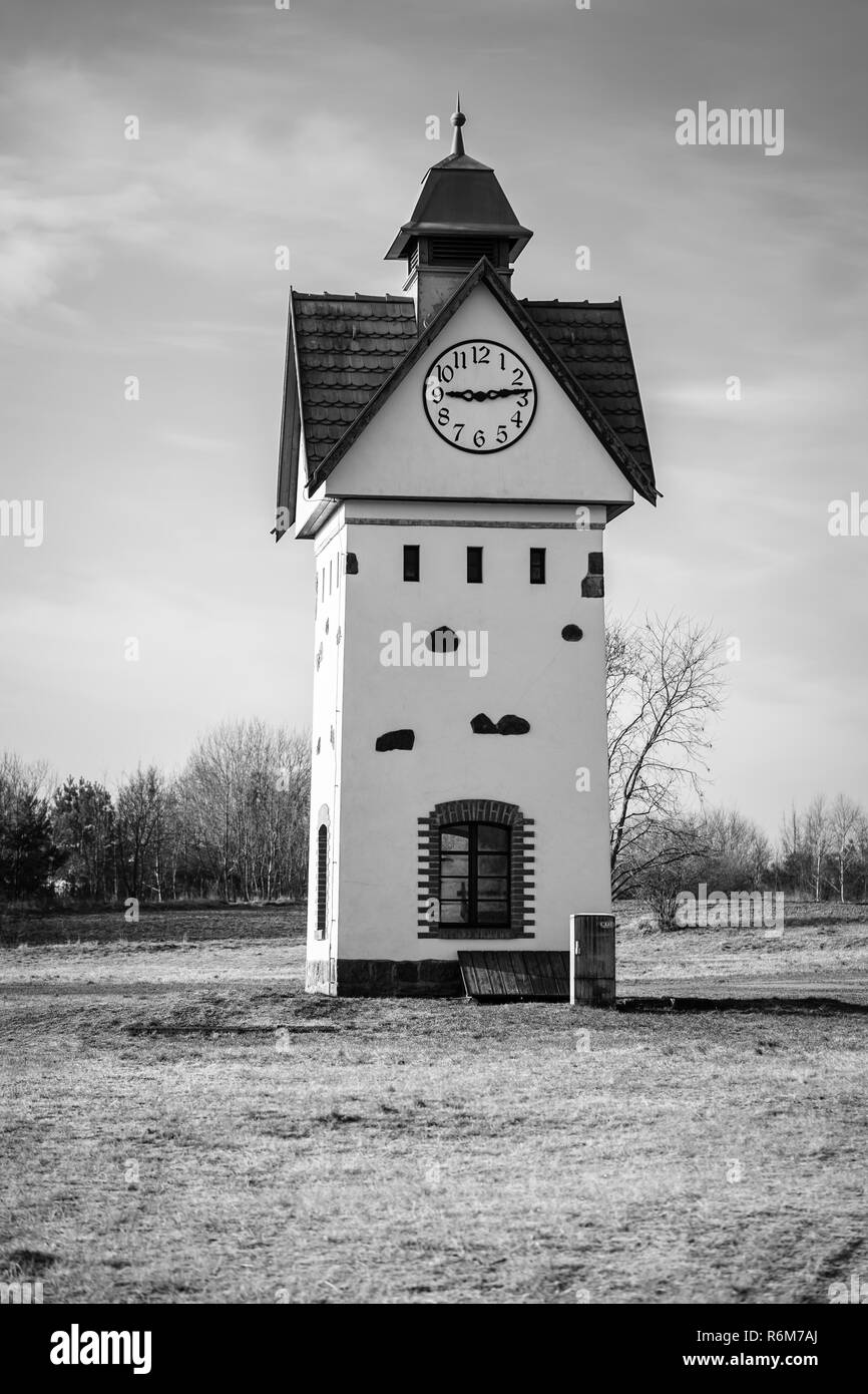 Torre dell Orologio in uno dei villaggi più antichi in Germania - Gielsdorf (Altlandsberg). La prima menzione nelle cronache del 1375. Stato federale di Brandeburgo. In bianco e nero. Foto Stock