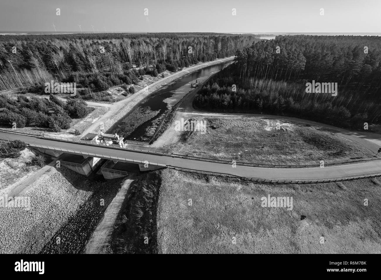 Una vista a volo di uccello del Sornoer Canal. Le frazioni di Senftenberg. Germania. Stato federale di Brandeburgo. In bianco e nero. Foto Stock