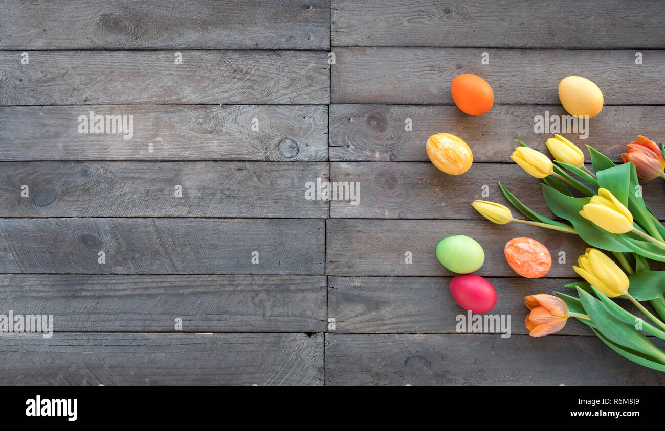 Tulipani e colorate uova di pasqua Foto Stock