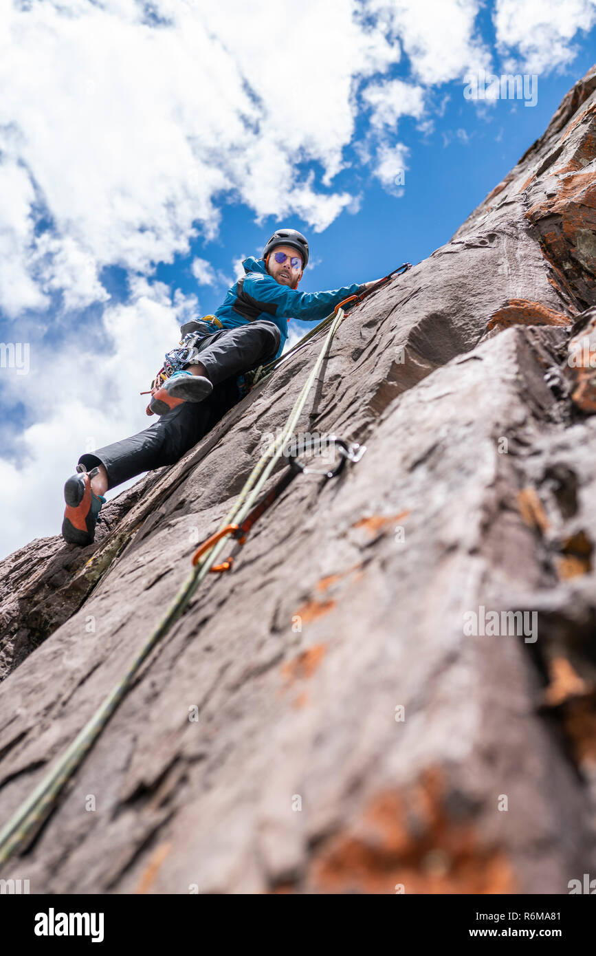 Gli ultimi movimenti per raggiungere il vertice da un maschio scalatore. Arrampicata su roccia all'interno Ande montagne e valli a Cajon del Maipo, un posto fantastico Foto Stock