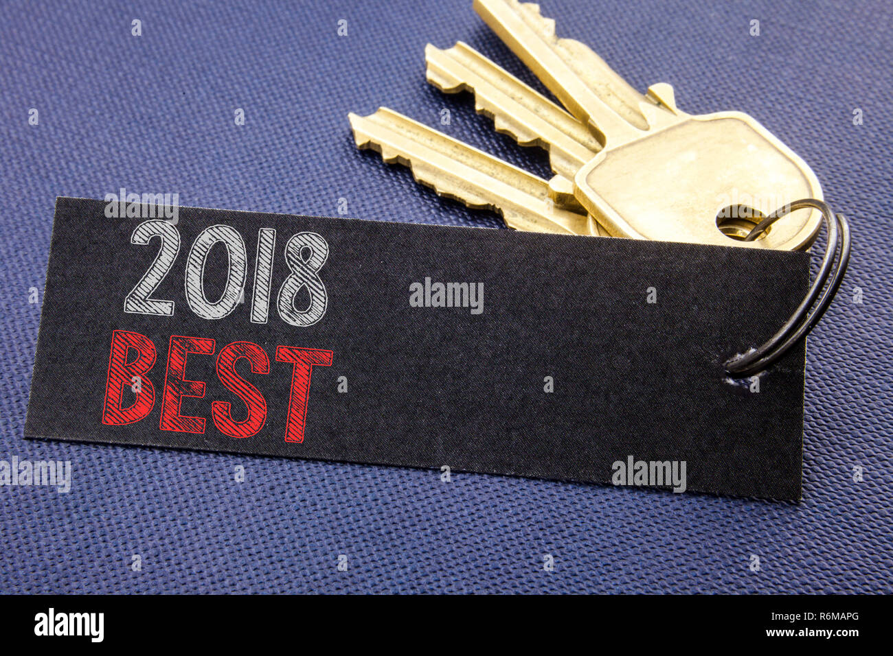 Il testo scritto a mano che mostra 2018 Migliore. Il concetto di Business la scrittura per scelta recensione scritta su carta nota collegata al tasto, sfondo nero con spazio vicino fino Foto Stock