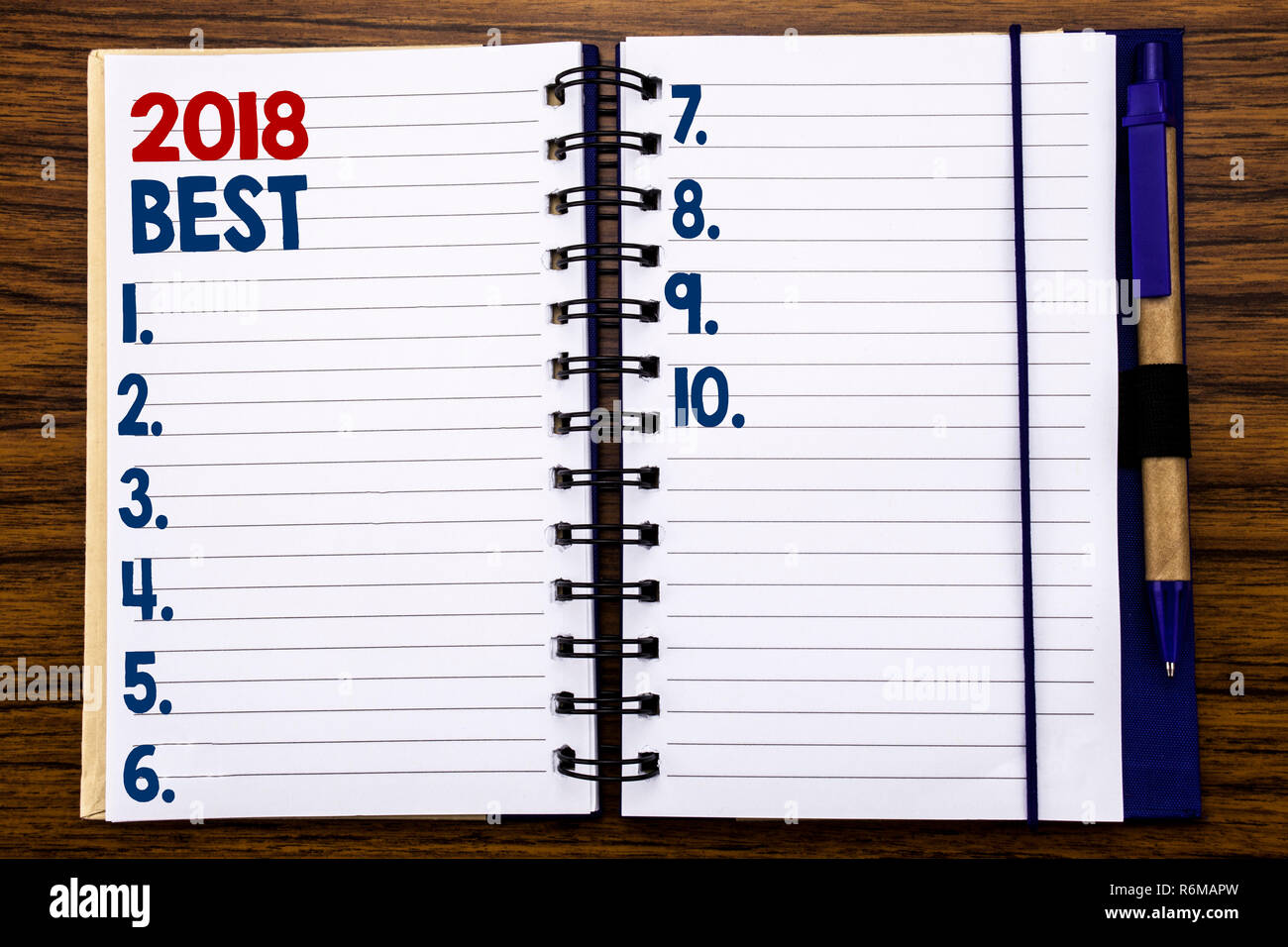 La scrittura di un testo che mostra 2018 Migliore. Il concetto di business per scelta recensione scritta su notebook nota carta, sullo sfondo di legno con una penna e un marcatore. Foto Stock