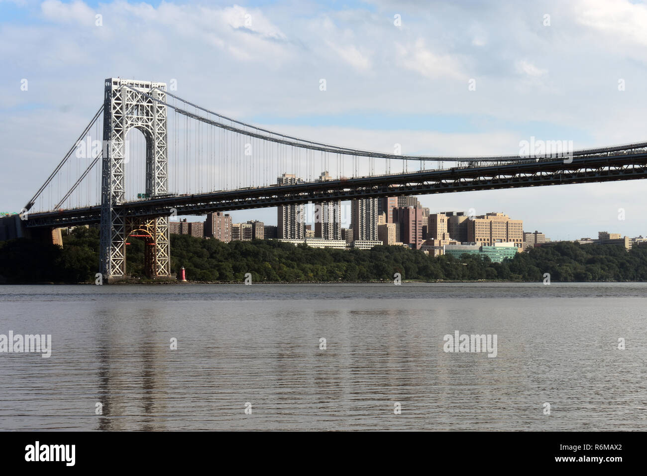 George Washington Bridge con la riflessione nel fiume Hudson visto da Ross Dock area picnic, Fort Lee, NJ Foto Stock