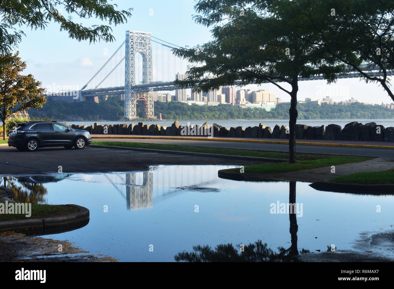 George Washington Bridge si riflette nelle pozzanghere di pioggia a Ross Dock area picnic, Fort Lee, NJ Foto Stock