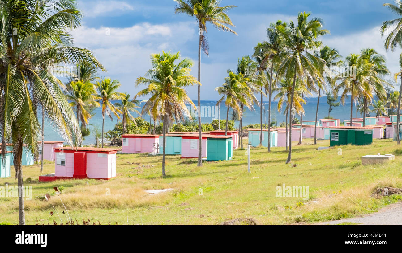 Cittadini cubani gregge di queste piccole cabine sulle coste di Cuba per una vacanza. Foto Stock