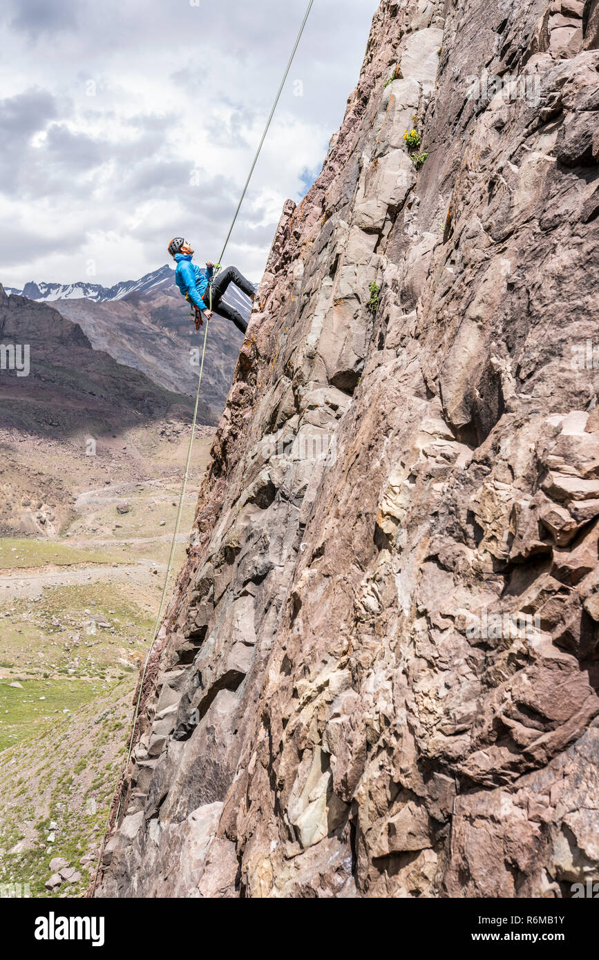 Una persona la discesa in corda doppia nella straordinaria pareti di montagna del Cajon del Arenas (arene Valley) su una ripida parete chiamata 'Pared de' Jabbah Jabbah (parete) Foto Stock