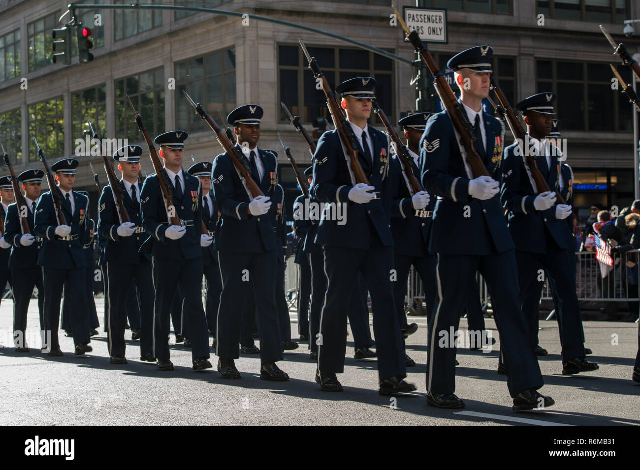 Stati Uniti Avieri con la Forza Aerea Guardia d'onore marzo nel 2018 veterani parata del giorno nella città di New York, N.Y., nov. 11, 2018. Ogni anno ospita N.Y.C. degli Stati Uniti di veterani del più grande evento della durata di un giorno. Con circa 25.000 i partecipanti si è tenuto a onorare il servizio dei nostri veterani e a salutare il nostro attualmente servendo militari. (U.S. Air Force photo by Staff Sgt. Sean M. Evans) Foto Stock