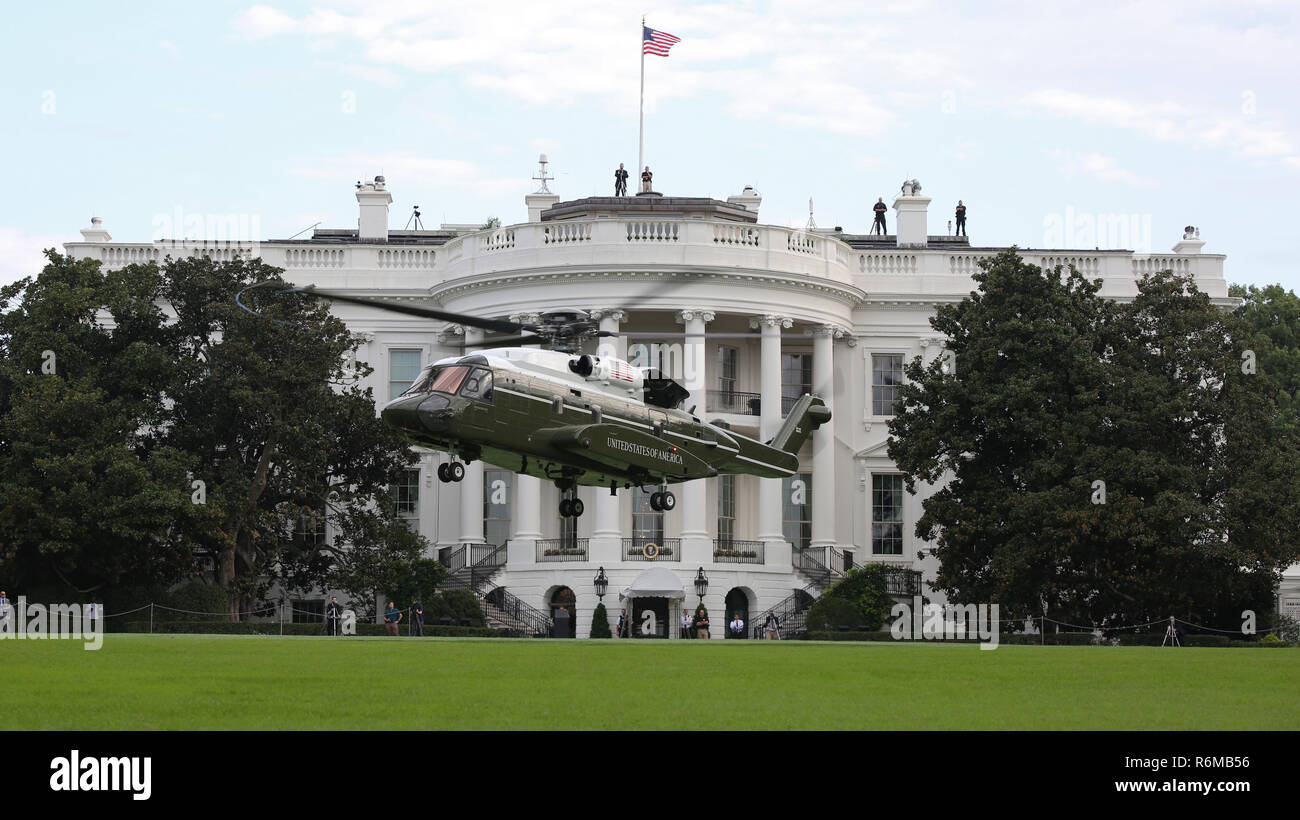 Elicottero marina uno squadrone (HMX-1) gestisce i voli di prova del nuovo VH-92A al di sopra del south lawn della Casa Bianca il 7 settembre 22, 2018, Washington D.C. (U.S. Marine Corps foto di Sgt. Hunter Helis) Foto Stock