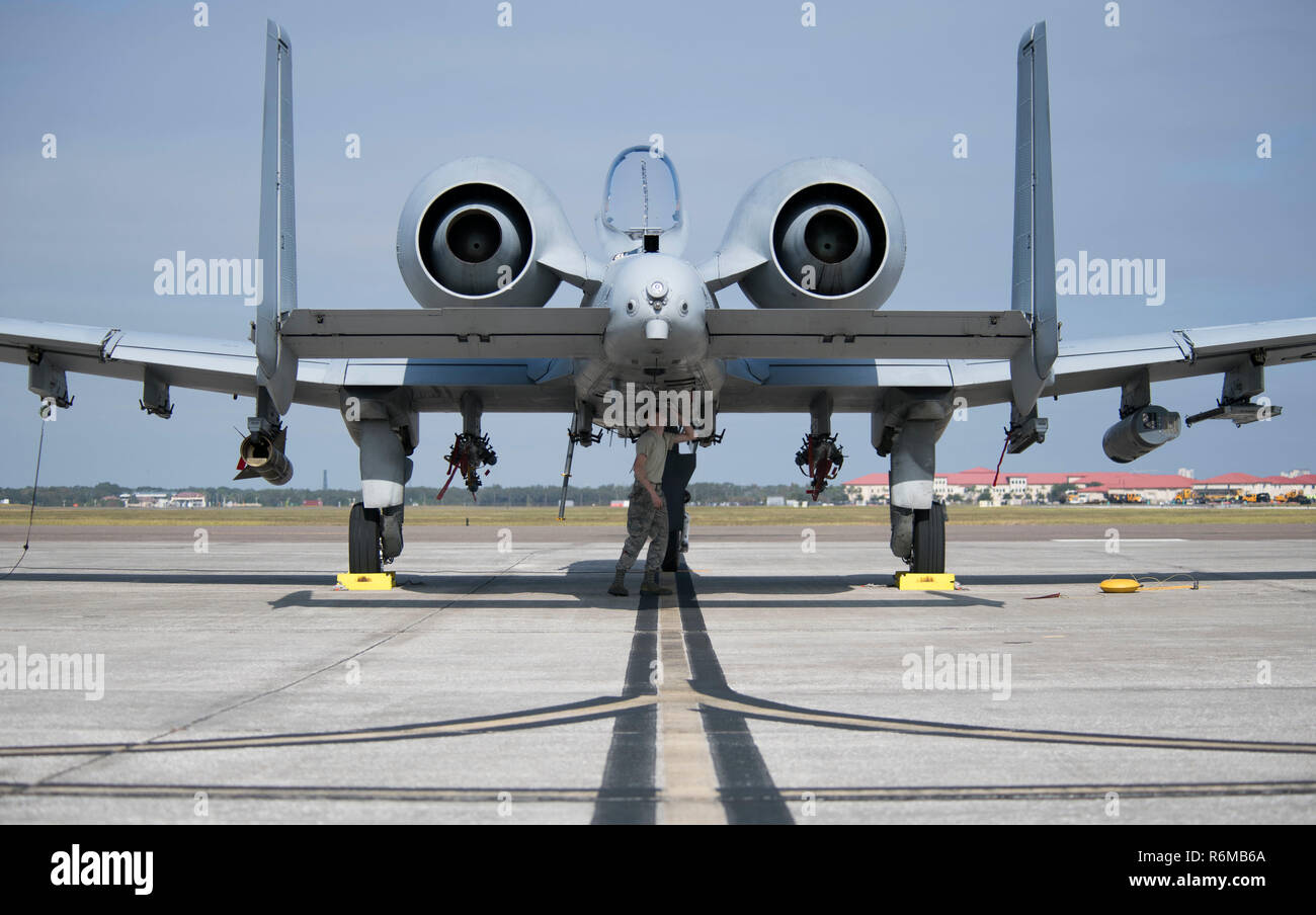 Una manutenzione aeromobili capo equipaggio dal 122Fighter Wing in Fort Wayne, Ind. conduce una ispezione di preflight di un A-10C 'Warthog' durante il funzionamento custode Blitz, Dicembre 4, 2018 a MacDill Air Force Base, Fla. Preflight di ispezioni sono una parte di routine di arrivare aereo pronto per il lancio. (U.S. Air National Guard foto di Senior Airman Rita Foster/rilasciato) Foto Stock
