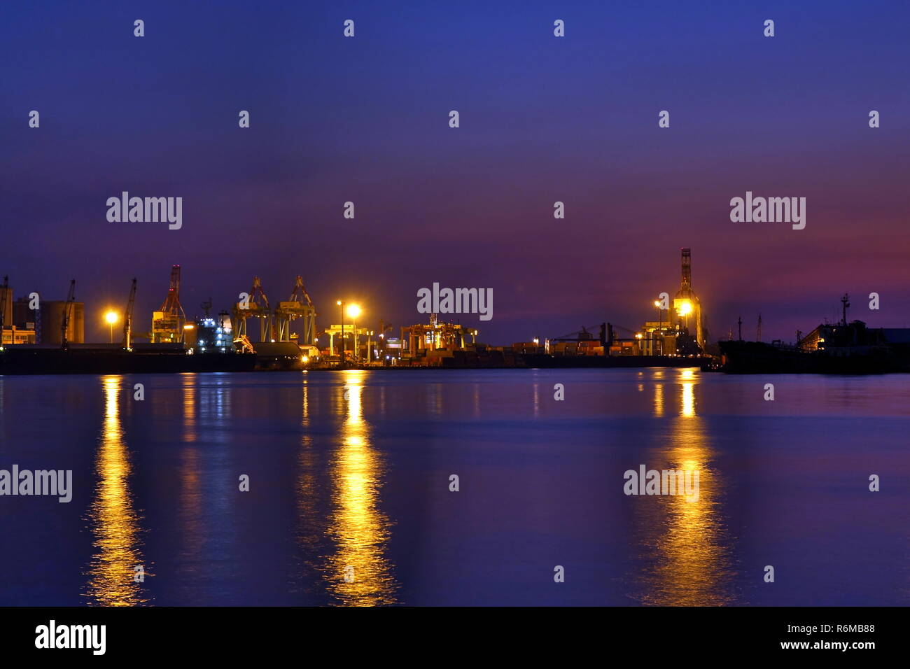 Bella vista del Porto di Kaohsiung appena dopo il tramonto Foto Stock