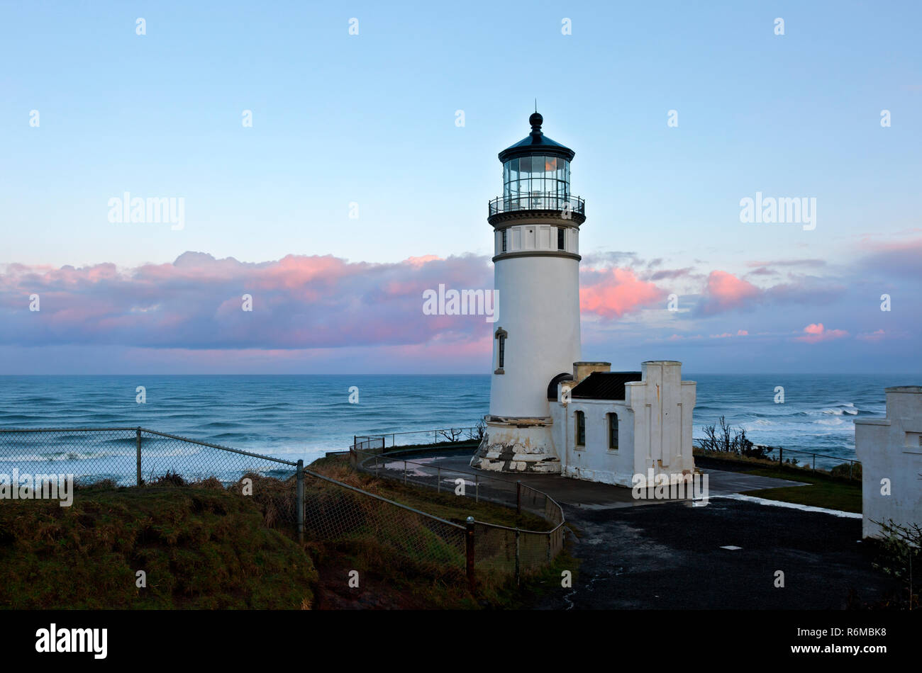 WA15411-00...WASHINGTON - nord Capo luce situata su un promontorio che sovrasta l'Oceano Pacifico in capo la delusione del parco statale. Foto Stock
