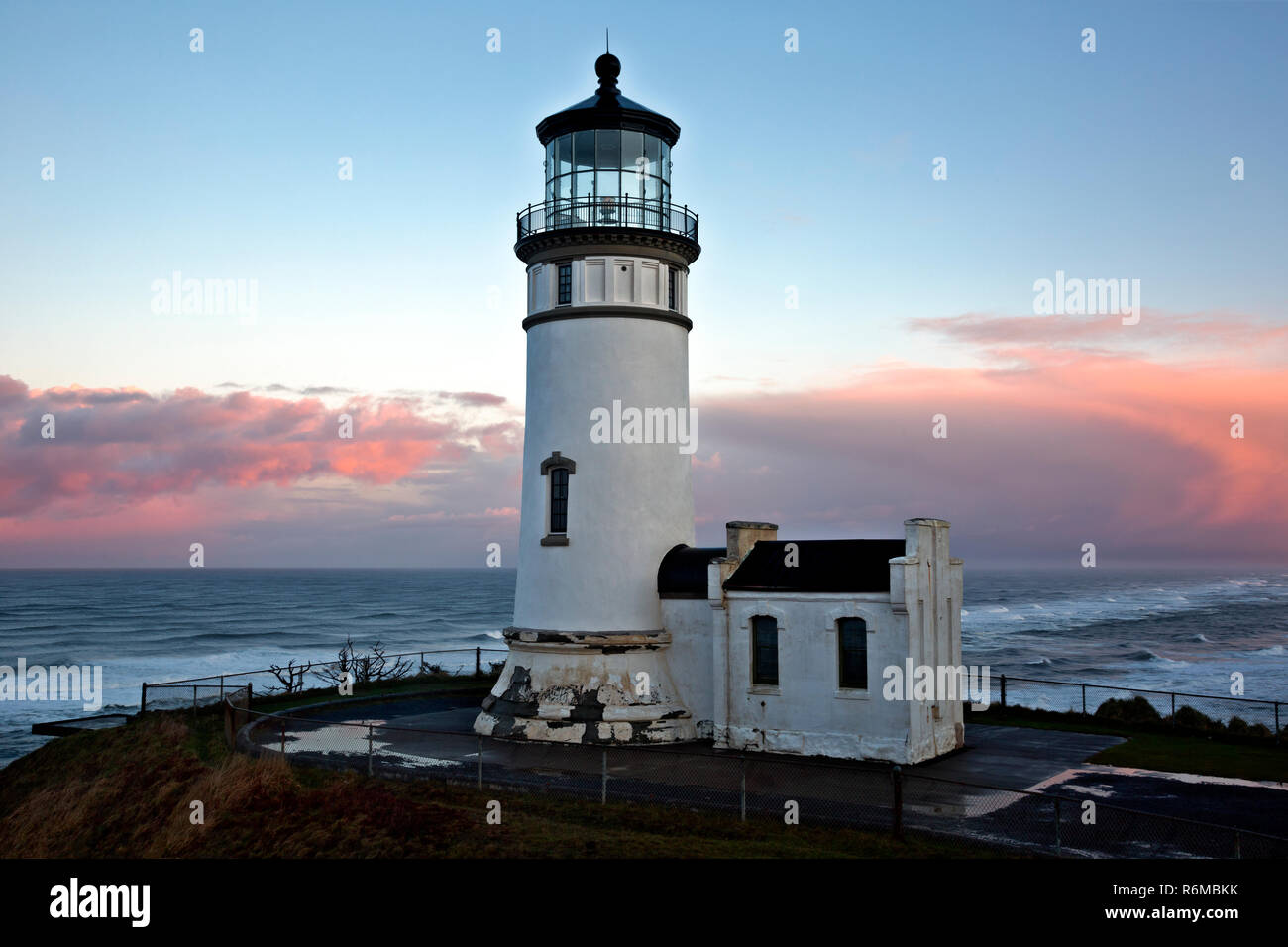 WA15412-00...WASHINGTON - nord Capo luce situata su un promontorio che sovrasta l'Oceano Pacifico in capo la delusione del parco statale. Foto Stock