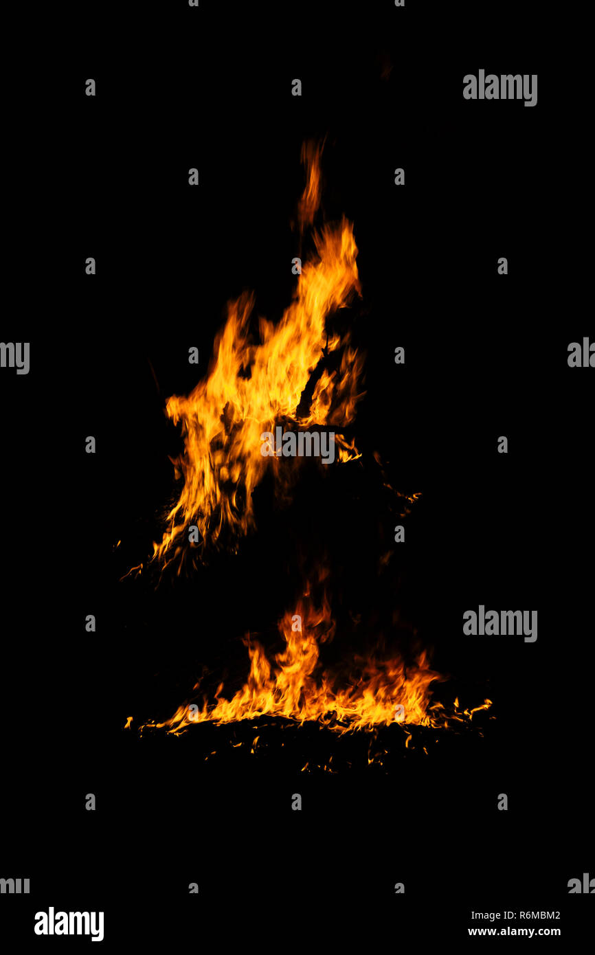 Il fuoco di fiamma texture arancio nero rosso in oro giallo dorato blaze fiamme flaming blazing masterizzazione su sfondo nero Foto Stock