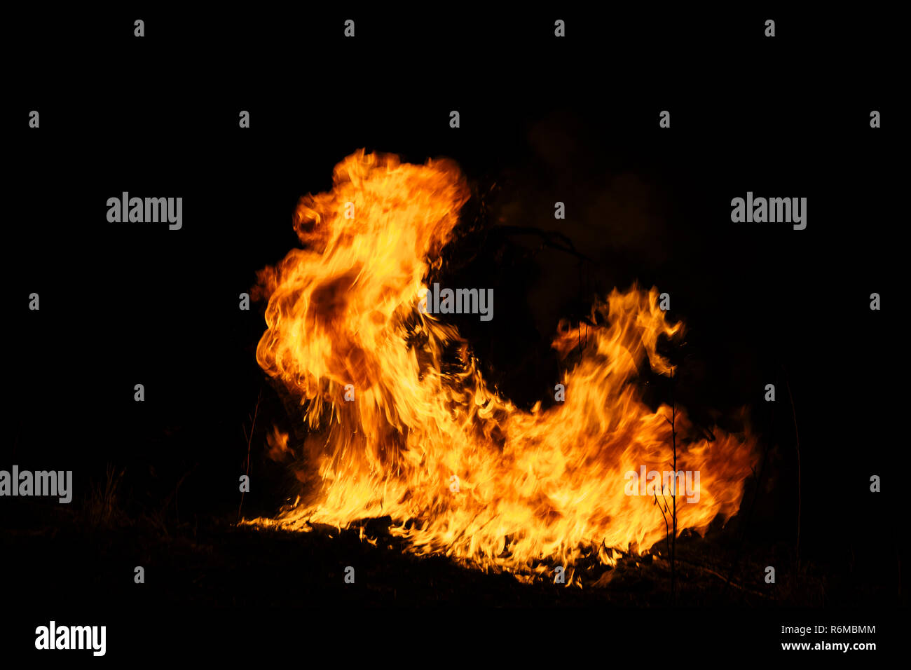 Il fuoco di fiamma texture arancio nero rosso in oro giallo dorato blaze fiamme flaming blazing masterizzazione su sfondo nero Foto Stock