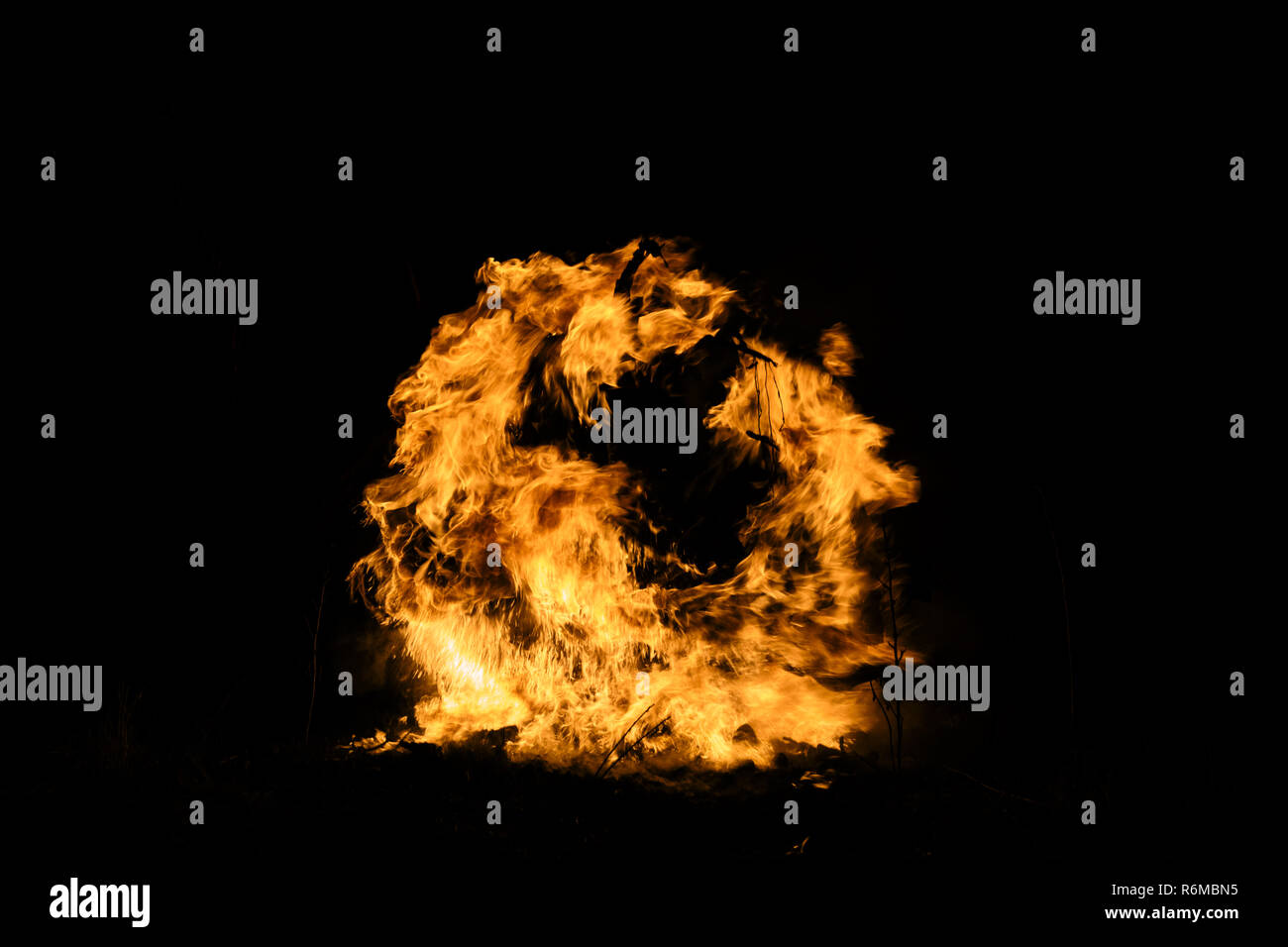 Il fuoco di fiamma texture arancio nero rosso in oro giallo dorato blaze fiamme flaming blazing masterizzazione su sfondo nero Foto Stock