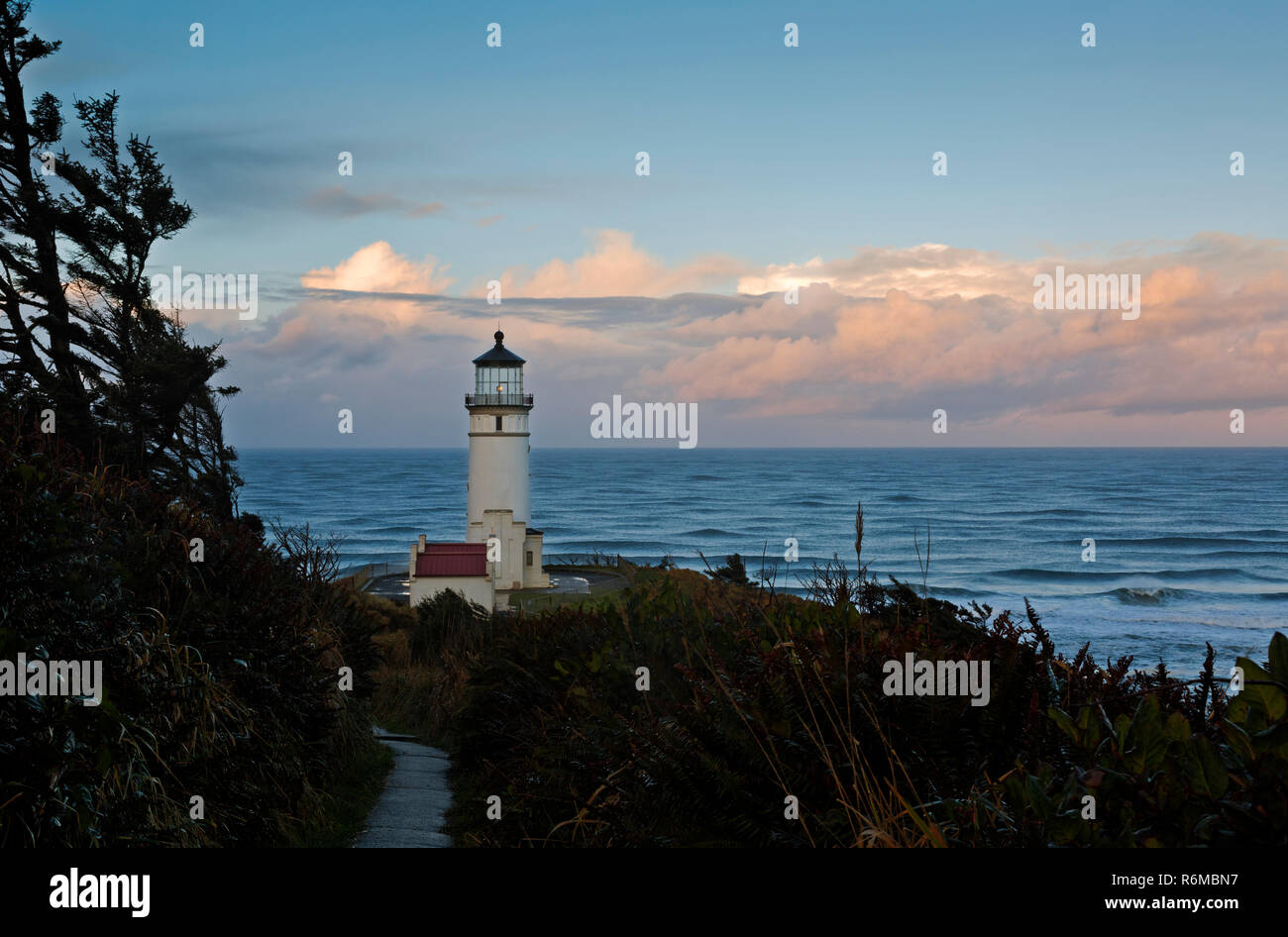 WA15415-00...WASHINGTON - nord Capo luce situata su un promontorio che sovrasta l'Oceano Pacifico in capo la delusione del Parco Statale di sunrise. Foto Stock