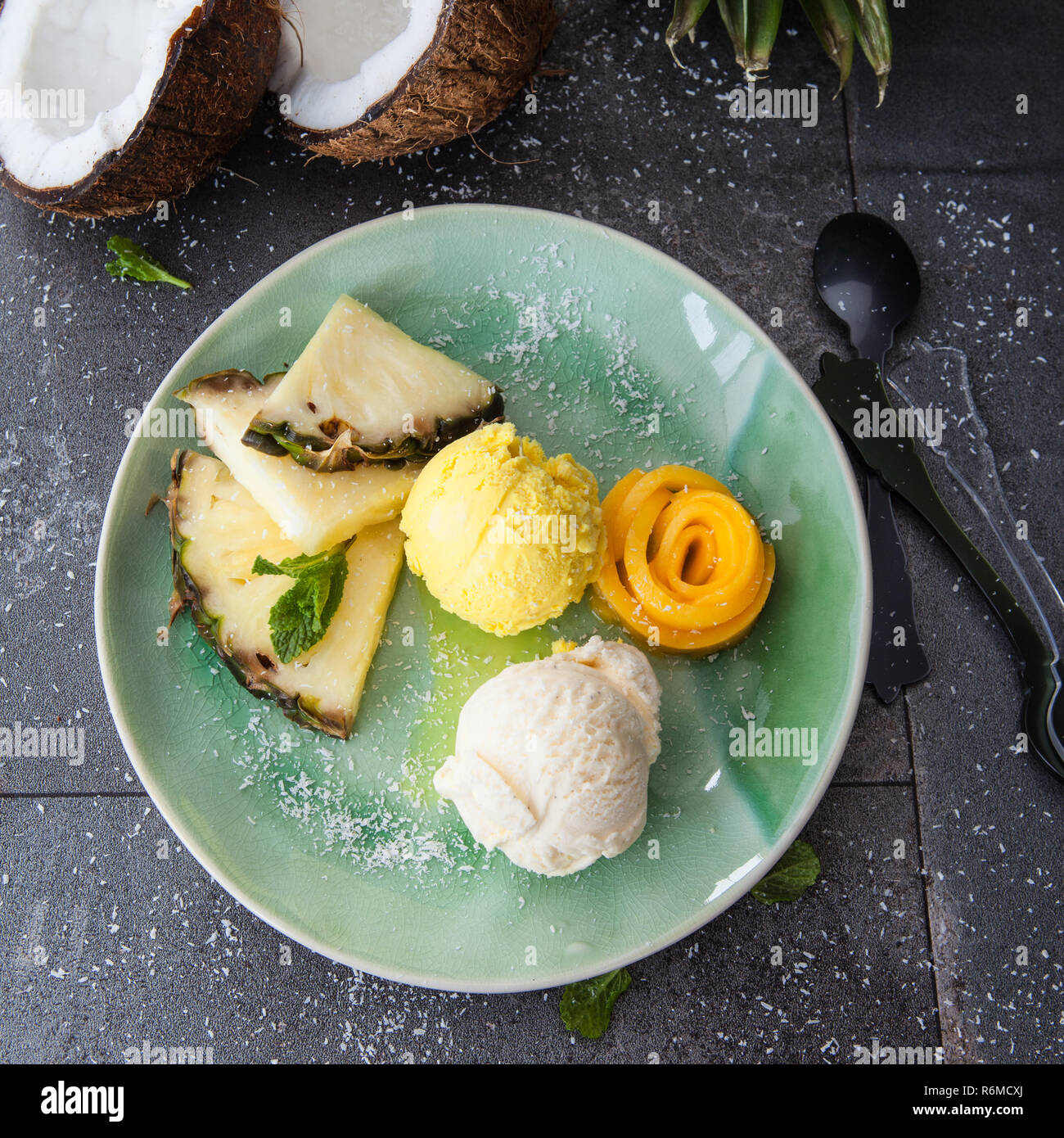 Gelato alla crema con frutta Foto Stock