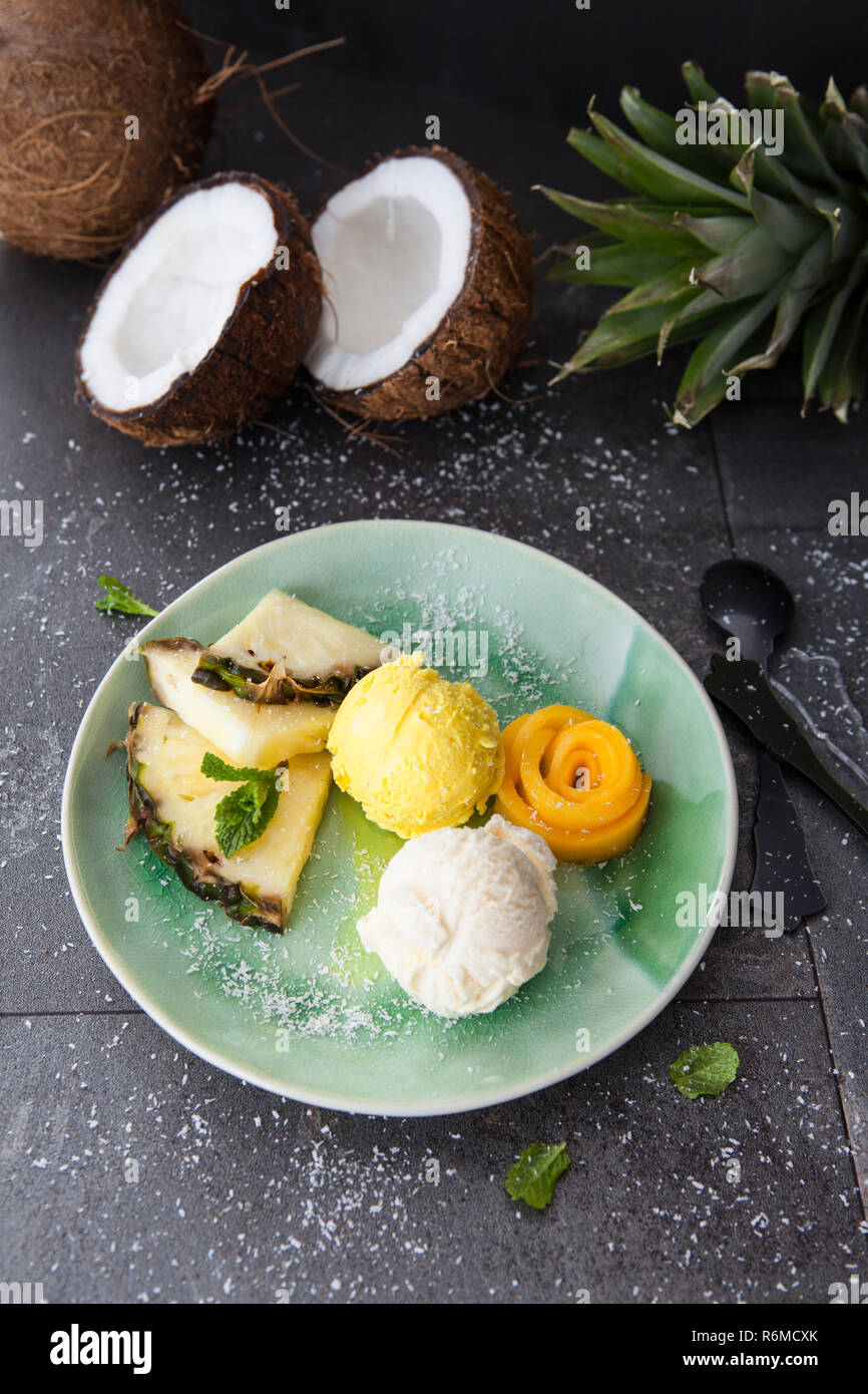 Gelato alla crema con frutta Foto Stock