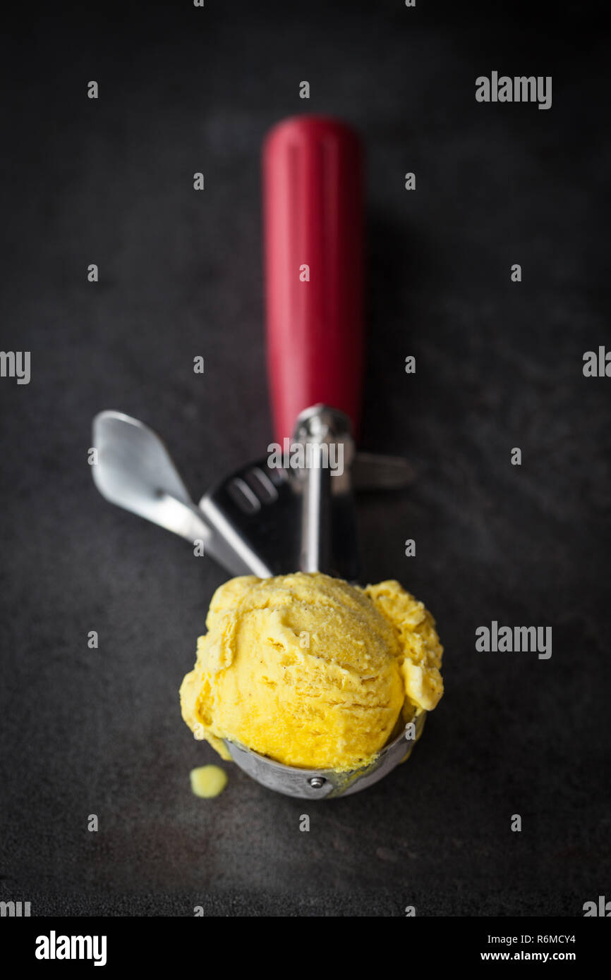 Scoop gelato sul convogliatore Foto Stock