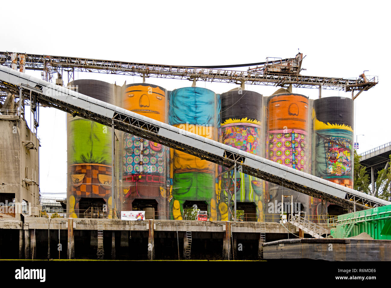 Silos colorati su Granville Island, Vancouver, B.C., Canada Foto Stock
