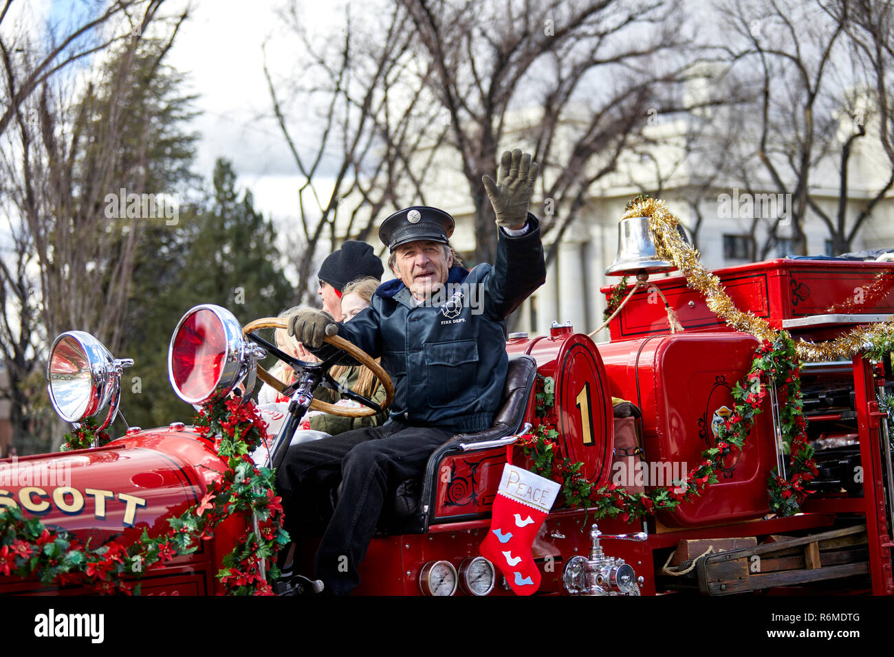 Prescott, Arizona, Stati Uniti d'America - 1 Dicembre 2018: vigile del fuoco alla guida di una firetruck sventolare mentre partecipa la parata natalizia di downtown Prescott Foto Stock