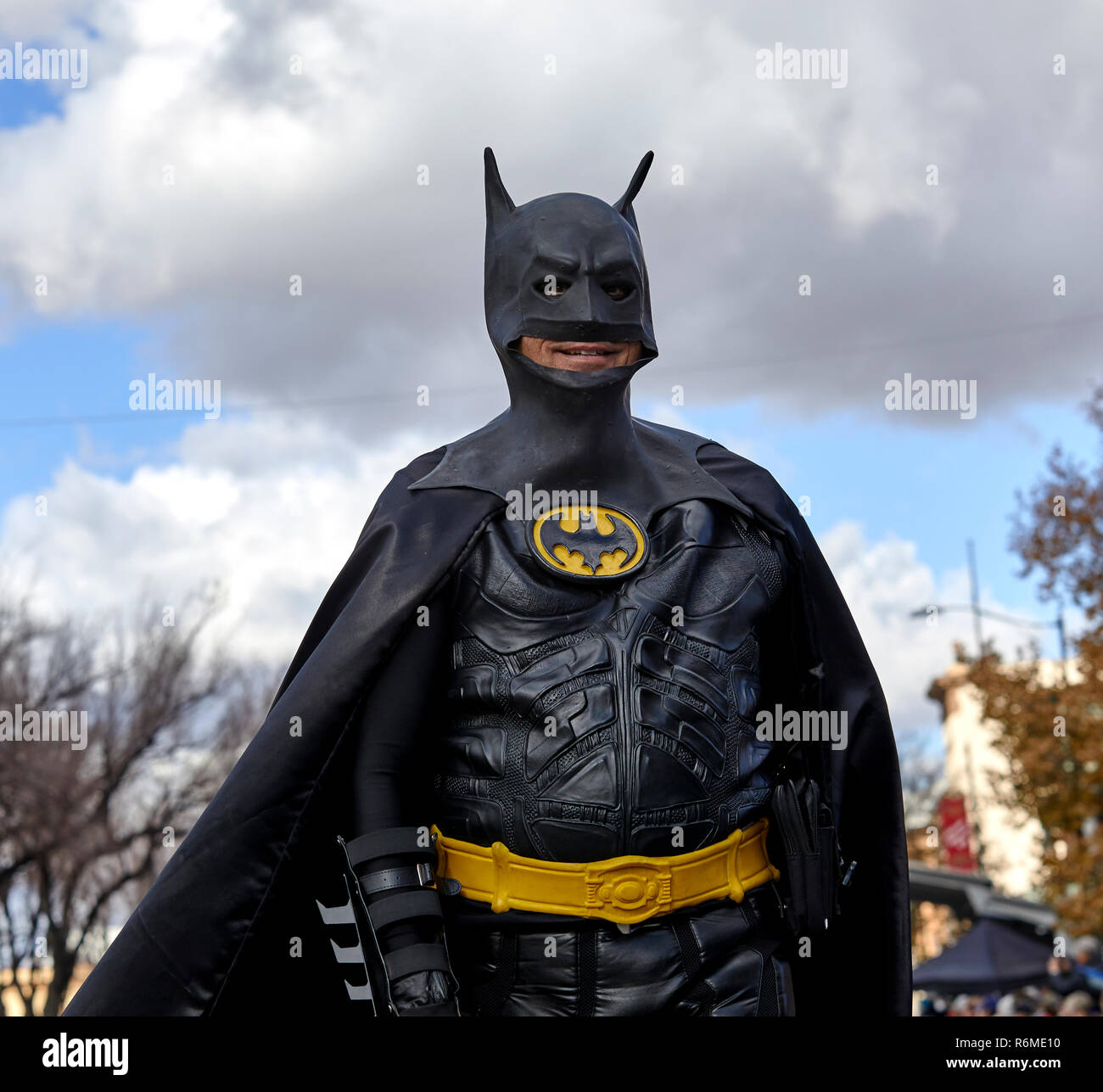 Prescott, Arizona, Stati Uniti d'America - 1 Dicembre 2018: un uomo che indossa un costume di batman marciando nella parata natalizia di downtown Prescott Foto Stock