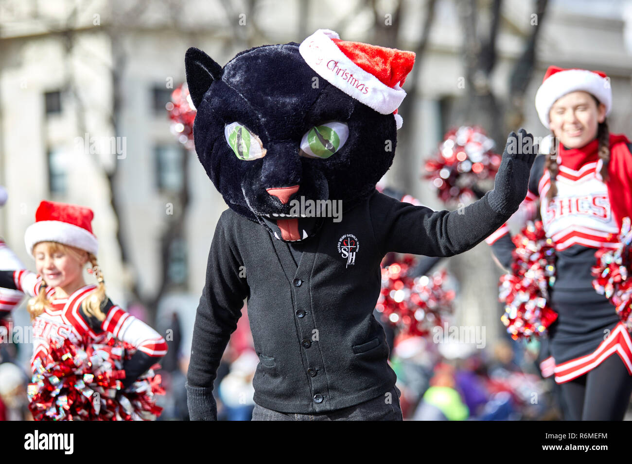 Prescott, Arizona, Stati Uniti d'America - 1 Dicembre 2018: Sacri Cuori Scuola Cattolica studente in gatto nero costume che partecipano alla parata di Natale Foto Stock