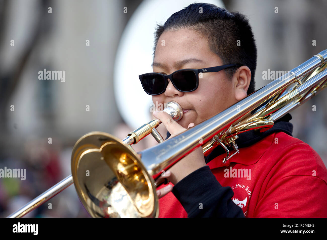 Prescott, Arizona, Stati Uniti d'America - 1 Dicembre 2018: Studente da Mile High Middle School Band che suona il trombone mentre marcia in parata natalizia Foto Stock