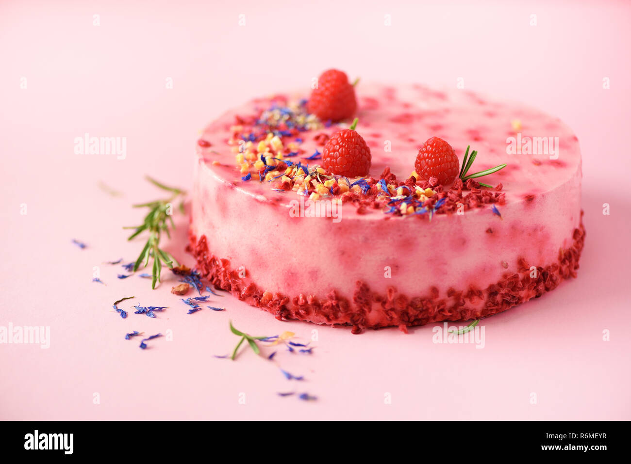 Marmo rosa torta con lamponi, fiori secchi, rosmarino. Copia dello spazio per il testo Foto Stock