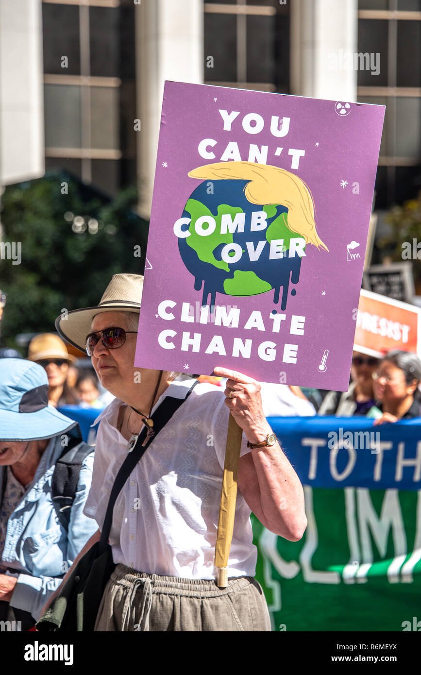 San Francisco, California, Stati Uniti d'America. 8 Settembre, 2018. Migliaia di fedeli in San Francisco in origine per il clima rally e marzo in anticipo del Global Climate Action Summit che si terrà vi Settembre 12 a 14. Un dimostrante detiene una lettura del segno "Non riesci a pettine sul cambiamento climatico' come la folla marche lungo Market Street. Foto Stock