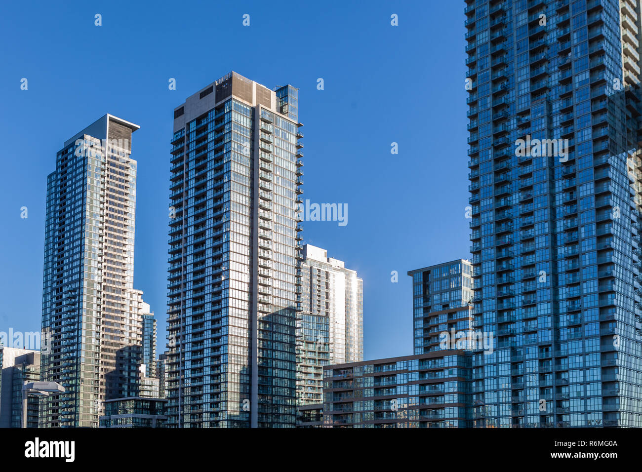 Toronto, Canada - 4 dicembre 2018. Consente di visualizzare le strade di Toronto con la CN Tower, un 553.3 m-cemento alte le comunicazioni e la torre di osservazione lo Foto Stock