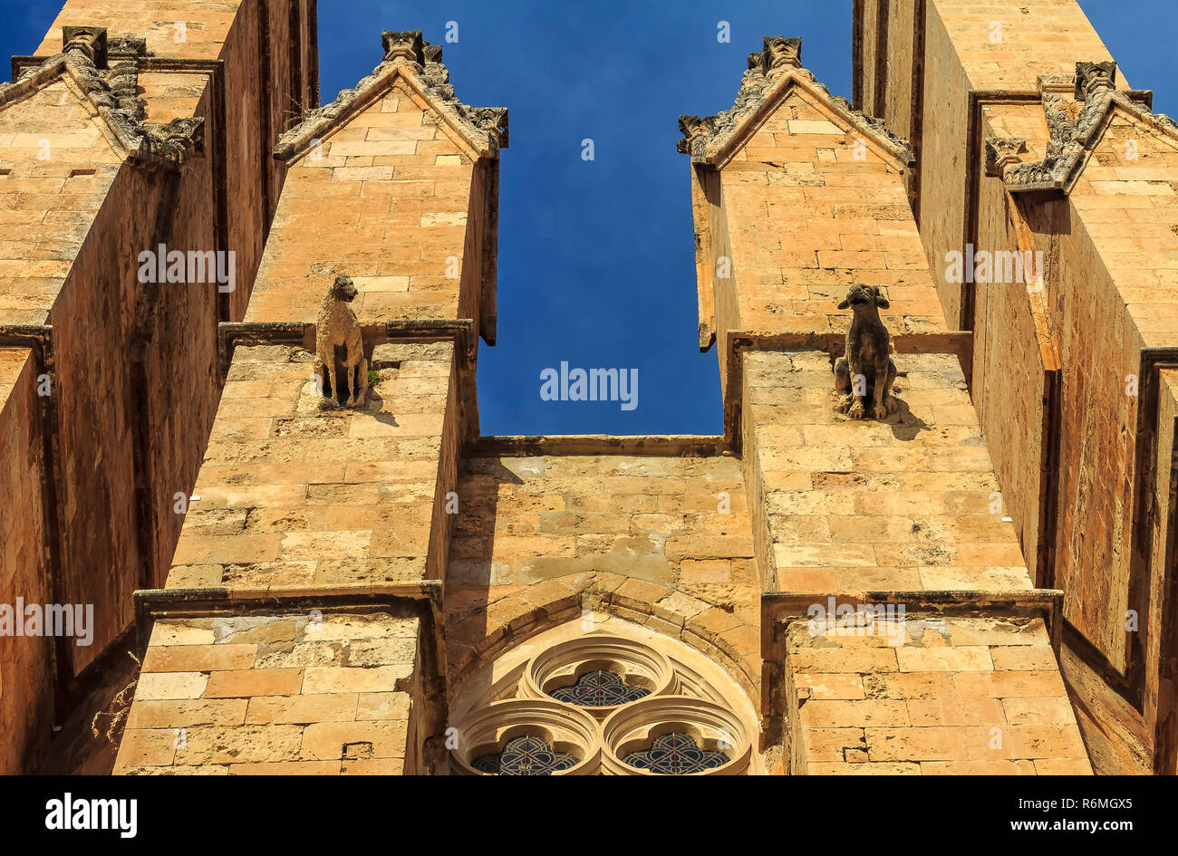 Dettagli della facciata con doccioni sulla Cattedrale di Santa Maria di Palma (Cattedrale di Santa Maria di Palma) o La Seu, un gotico-romano cattedra Cattolica Foto Stock